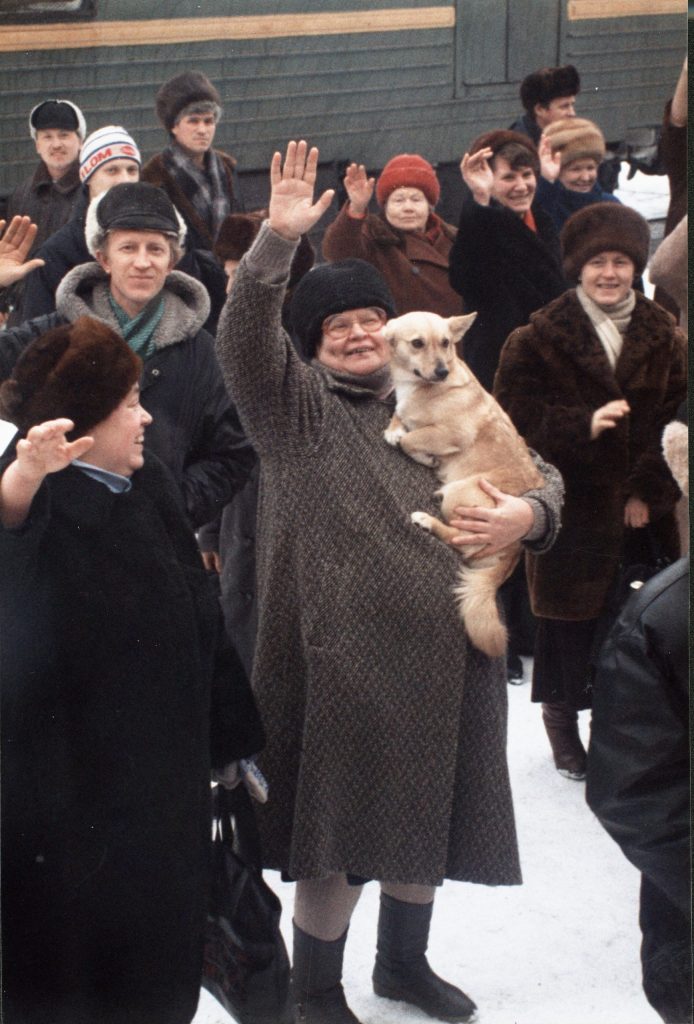 TSHE crowd with dog